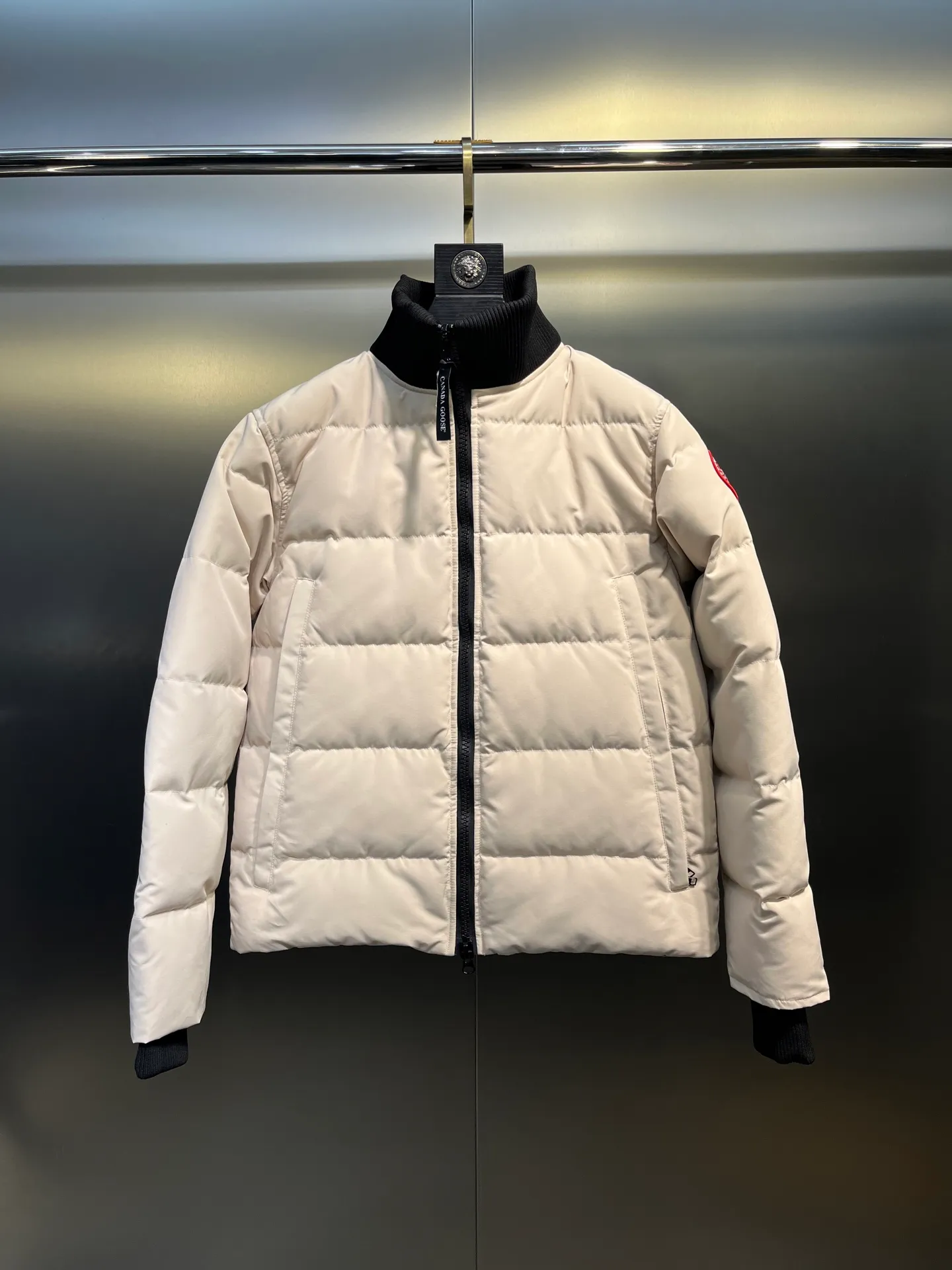 P840 Ganand Goose⭐️Canada Goose men’s new short style is the most popular autumn and winter item on INS in recent years. More and more people are choosing goose down jackets. Fur collar: wolf hair! Canada Goose super 3D technology waterproof fabric treatment, perfect wind resistance, cold resistance, and high temperature resistance! Built-in plush heat storage to keep warm, heats up quickly and warms up quickly! Personalized design, exquisite workmanship, smooth to the touch and comfortable on the skin. Double-layer windproof cuffs, windproof and frostproof! The pocket design is beautiful and practical. The Canada Goose down jacket has been the most popular thermal suit in the world in the past two years. It has far surpassed the down jackets in the Mengkou Kingdom. At the same time, the style is classic and never goes out of style. Don’t be afraid of this cold winter, all you need is a Canada Goose down jacket. Item number: 42 styles Size: S-3XL